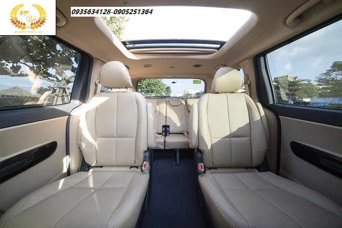 Xe Kia Sedona chở gậy golf