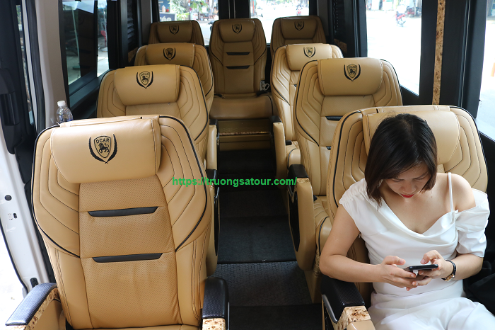 thue-xe-limousine-12ghe-tai-da-nang-di-hoiana-hoian%20(5)